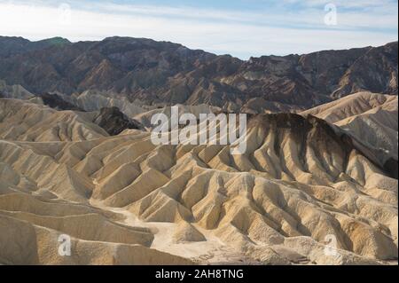 Zabriskie point im Nationalpark Death Valley mit seinen Erosional Landschaft aus Sedimenten von Furnace Creek See Stockfoto