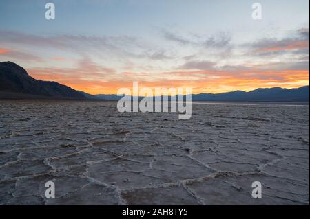 Farbenfroher Sonnenuntergang über Badwater Basin im Death Valley National Park in Kalifornien am 15. Dez 2019 Stockfoto
