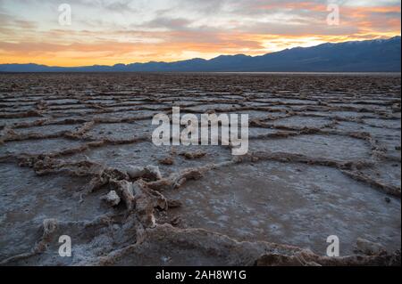Farbenfroher Sonnenuntergang über Badwater Basin im Death Valley, Kalifornien Stockfoto