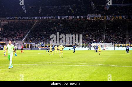 Mailand, ITALIEN - 09. November 2019: Spieler, die auf den Beginn des Spiels Serie A 2019/2020 INTER V VERONA im San Siro Stadium warten. Stockfoto