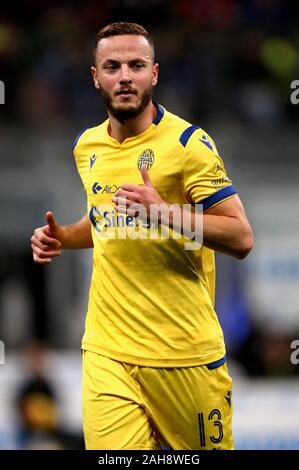 Mailand, ITALIEN - 09. November 2019: Amir Kadri Rrahmani blickt während der Serie A 2019/2020 INTER V VERONA im San Siro Stadium auf. Stockfoto