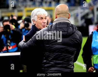 Mailand, ITALIEN - 6. November 2019: Gian Piero Gasperini schüttelt mit Manchester City Manager Pep Guardiola vor der UEFA Champions League die Hände Stockfoto