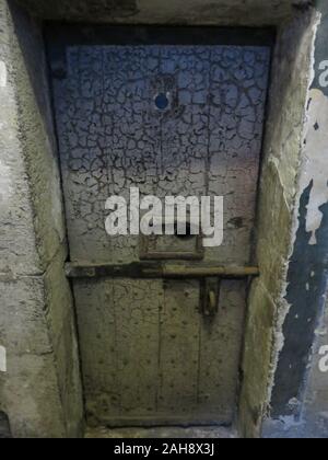 Alte verschraubt Holztür im ehemaligen Gefängnis Kilmainham Gaol Stockfoto