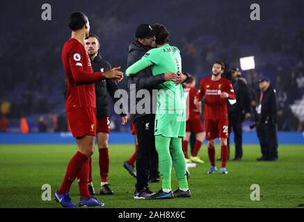 Liverpool Manager Jürgen Klopp umfasst Alisson Torwart nach der Premier League Match für die King Power Stadion, Leicester. Stockfoto