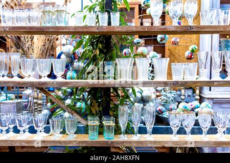 Glaswaren auf Regalen an der Dekoration Shop, Petersham Baumschulen, Richmond, London, UK Stockfoto