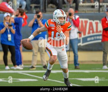 Shreveport, LA, USA. 26 Dez, 2019. Miami Quarterback, Tate Martell (18), kriecht aus der Tasche während des Unabhängigkeit-schüssel Spiel zwischen der Universität von Miami Hurrikane und der Louisiana Tech Bulldoggen am Independence Stadium in Shreveport, LA. Kevin Langley/Sport Süd Media/CSM/Alamy leben Nachrichten Stockfoto