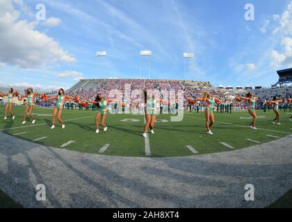 Shreveport, LA, USA. 26 Dez, 2019. Die Universität von Miami dance Team führt während der Unabhängigkeit Schüssel Spiel zwischen der Universität von Miami Hurrikane und der Louisiana Tech Bulldoggen am Independence Stadium in Shreveport, LA. Kevin Langley/Sport Süd Media/CSM/Alamy leben Nachrichten Stockfoto