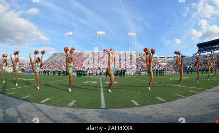 Shreveport, LA, USA. 26 Dez, 2019. Die Universität von Miami dance Team führt während der Unabhängigkeit Schüssel Spiel zwischen der Universität von Miami Hurrikane und der Louisiana Tech Bulldoggen am Independence Stadium in Shreveport, LA. Kevin Langley/Sport Süd Media/CSM/Alamy leben Nachrichten Stockfoto