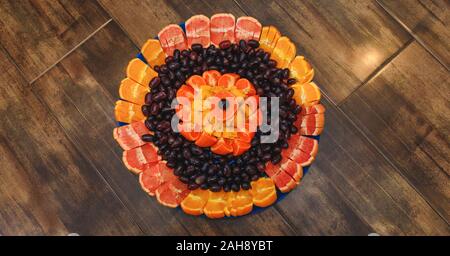 Schönen Komposition von Orangen und Trauben an einem Feiertag Tabelle. Sortiment von gemischten Grapefruit und Reif frische Früchte. Süßen bio Citrus in Blume s Stockfoto