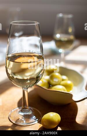 Sherry Wein Tasting, trocken oder Palomino Fino, Manzanilla Jerez mit Alkohol angereicherter Wein in Gläsern, Jerez de la Frontera, Andalusien, Spanien in der Nähe von Stockfoto