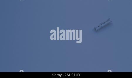 Clothespin auf gelbem Hintergrund, Platz für Text. Farben trendy Classic blau Farbe des Jahres 2020 Stockfoto