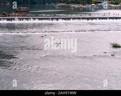 Blick auf den Katsura River am Morgen, Arashiyama, Kyoto, Japan. Von der Togetsu-kyo-Brücke aus gesehen. Stockfoto