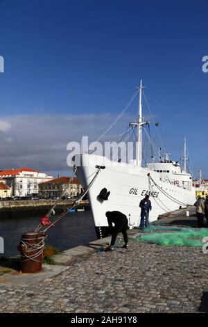 Fischer Kontrolle Netze neben dem ehemaligen Krankenhaus Schiff Gil Eannes, Marina Atlantica, Viana do Castelo, Provinz Minho, Nordportugal Stockfoto