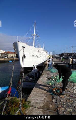 Fischer Kontrolle Netze neben dem ehemaligen Krankenhaus Schiff Gil Eannes, Marina Atlantica, Viana do Castelo, Provinz Minho, Nordportugal Stockfoto