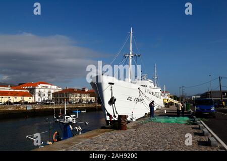 Fischer Kontrolle Netze neben dem ehemaligen Krankenhaus Schiff Gil Eannes, Marina Atlantica, Viana do Castelo, Provinz Minho, Nordportugal Stockfoto