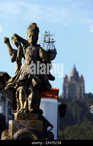 Statue von Viana im Jardim da Marginal Park, Santa Luzia Basilika auf dem Monte de Santa Luzia im Hintergrund, Viana do Castelo, Nordportugal Stockfoto