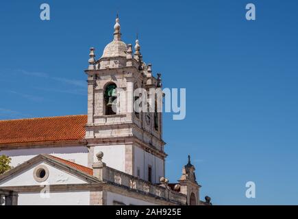 Türme auf dem Dach der Nossa Senhora da nazare Kirche Stockfoto