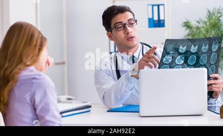 Arzt Prüfung x-ray Bilder von Patienten Stockfoto