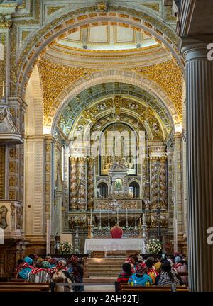 Nazare, Portugal - 20 August 2019: Pilger aus Afrika in einem Service in der herrlichen Kirche Nossa Senhora Da Nazare Stockfoto