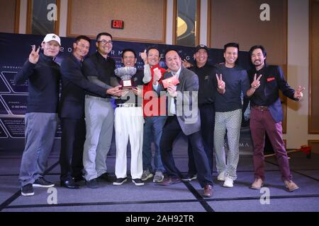 Palm Springs, Kalifornien, USA. Dezember, 2019 21. Die Gewinner des Karma Tasse mit ihrer Trophäe am Karma Tasse AHGCC Golfturnier Preisverleihung gehalten an der Renaissance Esmeralda Resort im kalifornischen Indian Wells am 21. Dezember 2019. Stockfoto