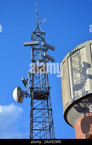 Elektrosmog Risiko aufgrund der TV-Repeater und Mobiltelefone Stockfoto