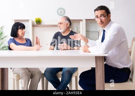 Der Finanzberater geben Ruhestand Beratung alte Paar Stockfoto