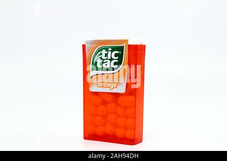 TIC TAC Orange Bonbons. Tic Tac ist eine Marke von Ferrero. Stockfoto