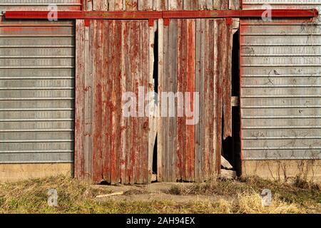 Schiebetüren holz auf alten Vintage Scheune im Mittelwesten. Stockfoto