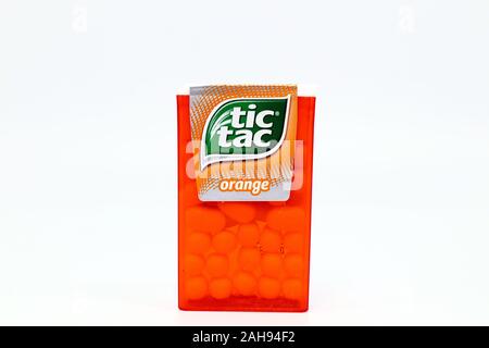 TIC TAC Orange Bonbons. Tic Tac ist eine Marke von Ferrero. Stockfoto