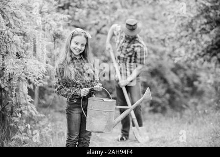 Blumen Pflanzen. Familie Vater und Tochter Pflanzen Pflanzen. Umpflanzen Gemüse aus Baumschule Garten Center. Anlage veggies. Pflanzzeit. Phasen des Mondes helfen, beste Zeit Pflanze Garten bestimmen. Stockfoto