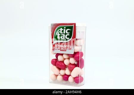 TIC TAC Strawberry mix Bonbons. Tic Tac ist eine Marke von Ferrero. Stockfoto