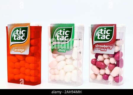 TIC TAC Mint, Orange und Erdbeer mix Bonbons. Tic Tac ist eine Marke von Ferrero. Stockfoto