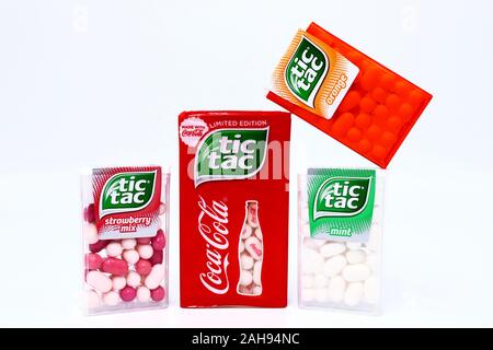 TIC TAC Mint, Orange, Erdbeere Mix und die Limited Edition von TIC TAC mit COCA-COLA. Tic Tac ist eine Marke von Ferrero. Stockfoto