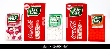 TIC TAC Mint, Orange, Erdbeere Mix und die Limited Edition von TIC TAC mit COCA-COLA. Tic Tac ist eine Marke von Ferrero. Stockfoto