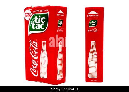 Limited Edition von TIC TAC mit COCA-COLA. Tic Tac ist eine Marke von Ferrero, Coca-Cola und die Kontur Flasche Design sind Marken der Coca-Col Stockfoto