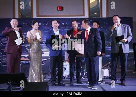 Palm Springs, Kalifornien, USA. Dezember, 2019 21. Frank Chen, Präsident von AHGCC, erhält eine Auszeichnung an das Karma Tasse AHGCC Golfturnier Preisverleihung im Rahmen der Renaissance Esmeralda Resort im kalifornischen Indian Wells am 21. Dezember 2019 statt. Stockfoto