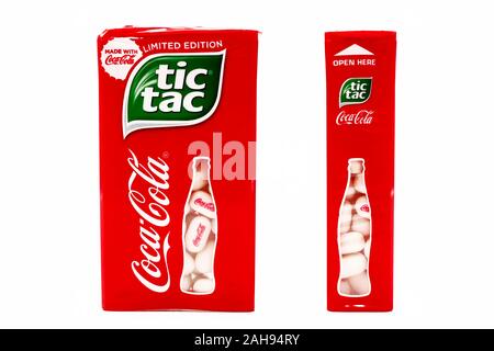 Limited Edition von TIC TAC mit COCA-COLA. Tic Tac ist eine Marke von Ferrero, Coca-Cola und die Kontur Flasche Design sind Marken der Coca-Col Stockfoto