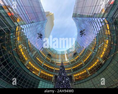 New York City - Dec 25, 2019: Weihnachtsschmuck am Bloomberg Gebäude in Midtown Manhattan, New York City. Stockfoto