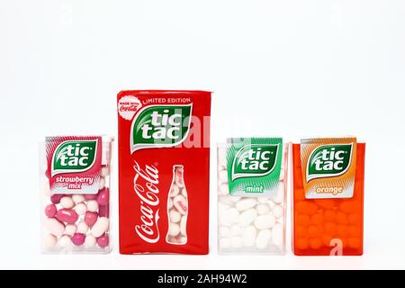 TIC TAC Mint, Orange, Erdbeere Mix und die Limited Edition von TIC TAC mit COCA-COLA. Tic Tac ist eine Marke von Ferrero. Stockfoto