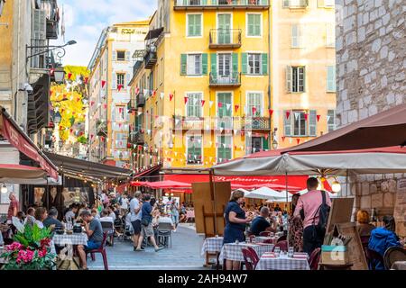 Eine beschäftigte später Nachmittag an der farbenfroh gestalteten Place Rossetti als Touristen die Geschäfte und Cafés in der Gegend der Altstadt Menge. Stockfoto