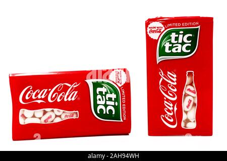 Limited Edition von TIC TAC mit COCA-COLA. Tic Tac ist eine Marke von Ferrero, Coca-Cola und die Kontur Flasche Design sind Marken der Coca-Col Stockfoto