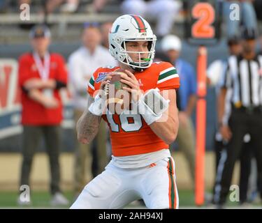 Shreveport, LA, USA. 26 Dez, 2019. Miami Quarterback, Tate Martell (18), in der Tätigkeit während der Unabhängigkeit-schüssel Spiel zwischen der Universität von Miami Hurrikane und der Louisiana Tech Bulldoggen am Independence Stadium in Shreveport, LA. Kevin Langley/Sport Süd Media/CSM/Alamy leben Nachrichten Stockfoto