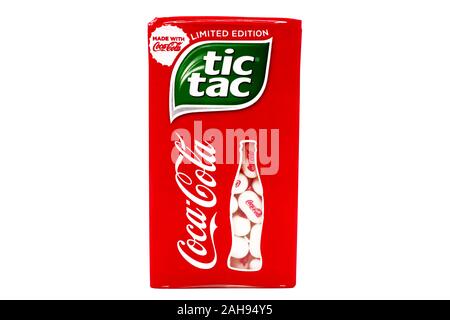 Limited Edition von TIC TAC mit COCA-COLA. Tic Tac ist eine Marke von Ferrero, Coca-Cola und die Kontur Flasche Design sind Marken der Coca-Col Stockfoto