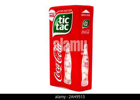 Limited Edition von TIC TAC mit COCA-COLA. Tic Tac ist eine Marke von Ferrero, Coca-Cola und die Kontur Flasche Design sind Marken der Coca-Col Stockfoto