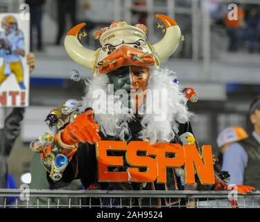 Shreveport, LA, USA. 26 Dez, 2019. Eine aufgeregte Ventilator während der Unabhängigkeit Schüssel Spiel zwischen der Universität von Miami Hurrikane und der Louisiana Tech Bulldoggen am Independence Stadium in Shreveport, LA. Kevin Langley/Sport Süd Media/CSM/Alamy leben Nachrichten Stockfoto