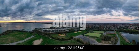 Panorama von Coney Island in Brooklyn, New York mit Blick auf Manhattan in der Ferne. Stockfoto