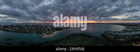 Panorama von Coney Island in Brooklyn, New York mit Blick auf Manhattan in der Ferne. Stockfoto