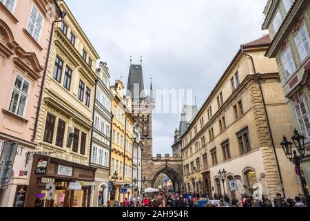 Prag, Tschechien - NOVEMBER 2, 2019: Lesser Town Bridge Tower von der Karlsbrücke, auch genannt Malostranska mostecka Vez in Prag, Tschechische Republik, surro Stockfoto