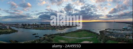 Panorama von Coney Island in Brooklyn, New York mit einer Luftaufnahme des Südlichen Brooklyn in der Ferne. Stockfoto