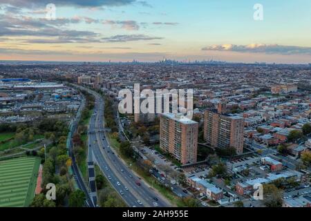 Panorama von Coney Island in Brooklyn, New York mit Blick auf Manhattan in der Ferne. Stockfoto